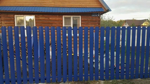 дешевый забор из металлопрофиля